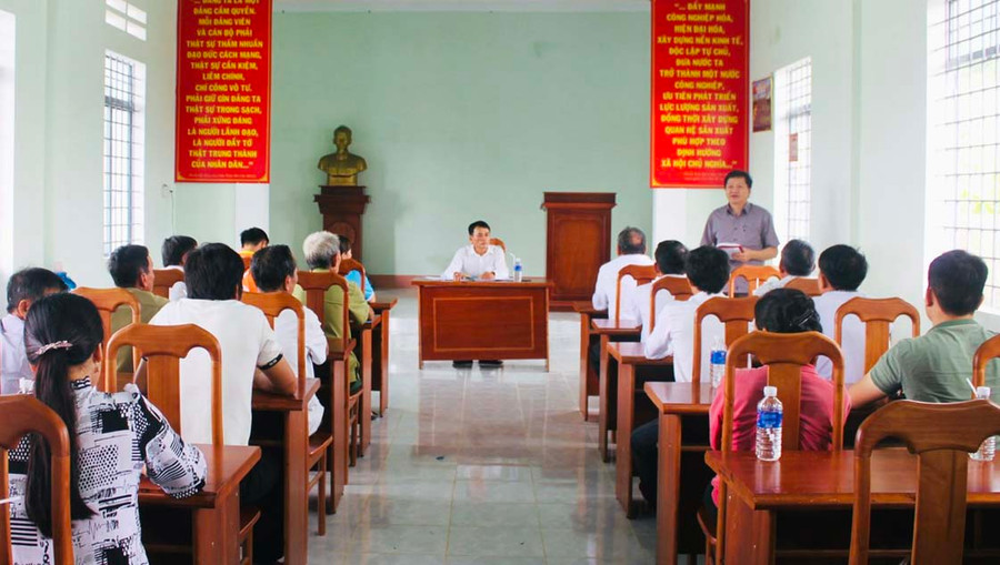 Buổi sinh hoạt thường kỳ của Chi bộ thôn Drok có sự tham dự của Phó Chủ tịch Thường trực HĐND tỉnh Trương Văn Đạt. Ảnh: V.C Buổi sinh hoạt thường kỳ của Chi bộ thôn Drok có sự tham dự của Phó Chủ tịch Thường trực HĐND tỉnh Trương Văn Đạt. Ảnh: V.C