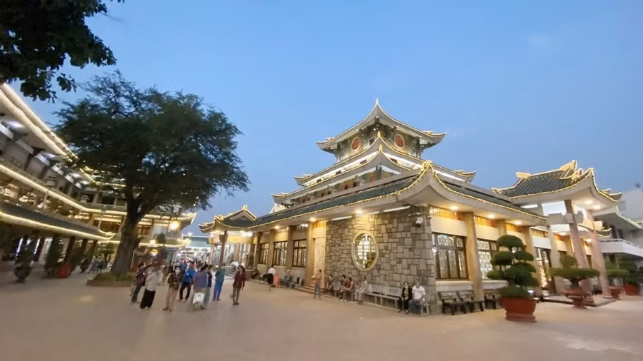 Miếu Bà Chúa Xứ Núi Sam. (Ảnh: Công Mạo/TTXVN)