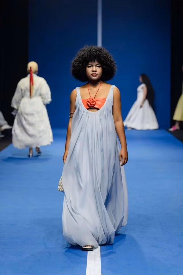 Trình diễn trên sân khấu không chỉ là những người mẫu chuẩn chuyên nghiệp theo chuẩn chung mà còn có mẫu ngoại cỡ