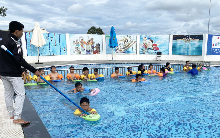 Lớp dạy bơi miễn phí cho trẻ em có hoàn cảnh khó khăn tại Trung tâm Hoạt động thanh thiếu nhi tỉnh. Ảnh: H.Đ.T