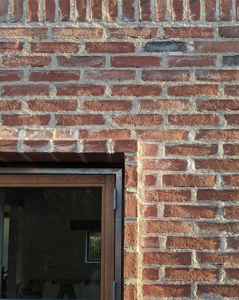 Để tiết kiệm chi phí xây dựng, nhóm thiết kế không sơn trát mà sử dụng chính phần gạch thô để tạo nên mặt tiền độc đáo cho ngôi nhà. Để tiết kiệm chi phí xây dựng, nhóm thiết kế không sơn trát mà sử dụng chính phần gạch thô để tạo nên mặt tiền độc đáo cho ngôi nhà.