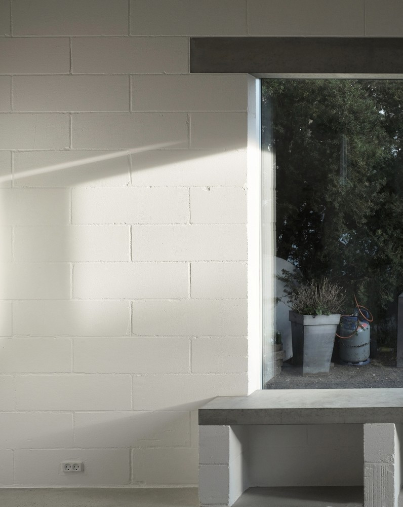 Các khối tường được sơn trực tiếp bằng sơn khoáng silicat, giúp các khối trở nên thoáng khí và hấp thụ độ ẩm trong nhà. Các khối tường được sơn trực tiếp bằng sơn khoáng silicat, giúp các khối trở nên thoáng khí và hấp thụ độ ẩm trong nhà.