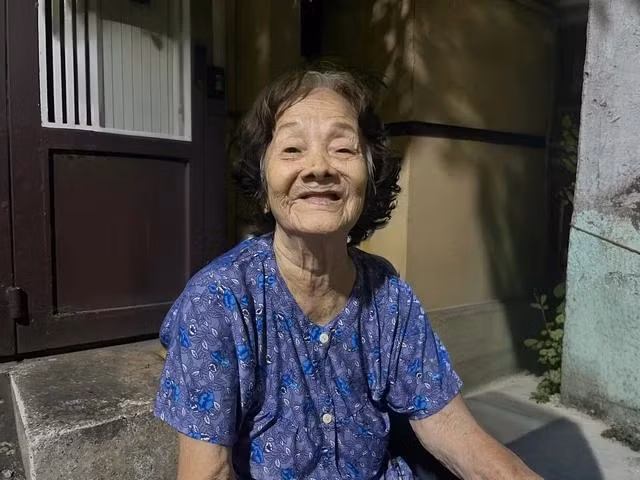 Ngoài 80 tuổi, đêm nào bà Tám cũng bán hàng mưu sinh đến tận khuya