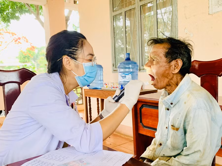 Bác sĩ thăm khám sức khỏe cho người cao tuổi trên địa bàn huyện Ia Grai. Ảnh: Như Nguyện