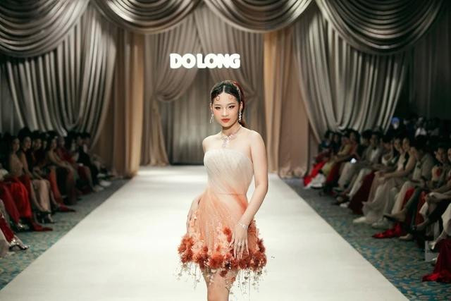 Ở phần 1 của bộ sưu tập NTK giới thiệu các thiết kế ứng dụng được sử dụng vào các buổi tiệc nhẹ, tiệc cocktail hay những buổi dạo phố