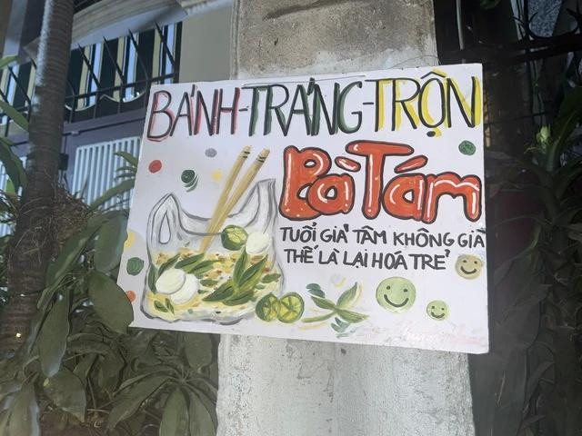 Một nhóm bạn trẻ ở TP.HCM vẽ tặng bà Tám biển hiệu để khách dễ tìm hơn Một nhóm bạn trẻ ở TP.HCM vẽ tặng bà Tám biển hiệu để khách dễ tìm hơn