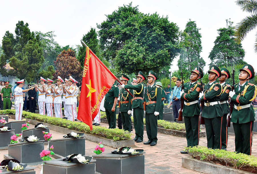 Cán bộ, chiến sĩ lực lượng vũ trang tỉnh thực hiện nghi thức an táng các liệt sĩ. Ảnh: Đức Thụy