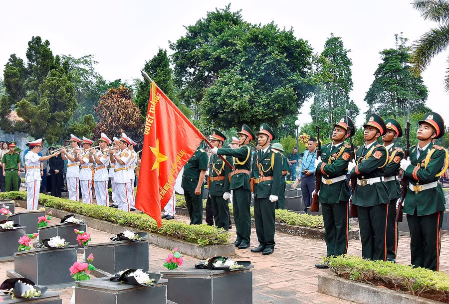 Cán bộ, chiến sĩ lực lượng vũ trang tỉnh thực hiện nghi thức an táng các liệt sĩ. Ảnh: Đức Thụy