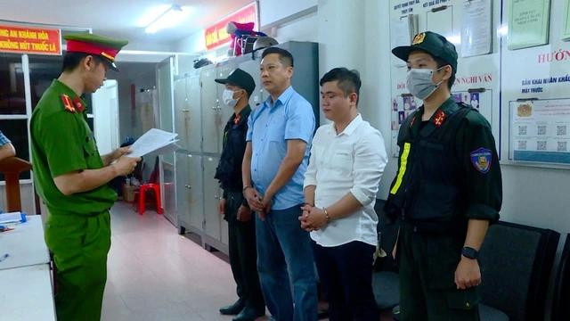 Cơ quan điều tra tống đạt quyết định khởi tố bị can liên quan đến sòng bạc Cơ quan điều tra tống đạt quyết định khởi tố bị can liên quan đến sòng bạc