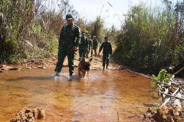 Các chiến sĩ Đồn biên phòng cửa khẩu quốc tế Bờ Y tuần tra tại khu vực biên giới giữa 3 nước Việt Nam - Lào - Campuchia