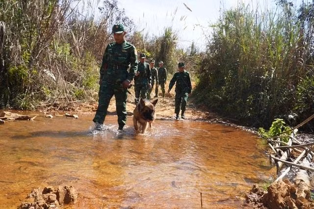 Các chiến sĩ Đồn biên phòng cửa khẩu quốc tế Bờ Y tuần tra tại khu vực biên giới giữa 3 nước Việt Nam - Lào - Campuchia