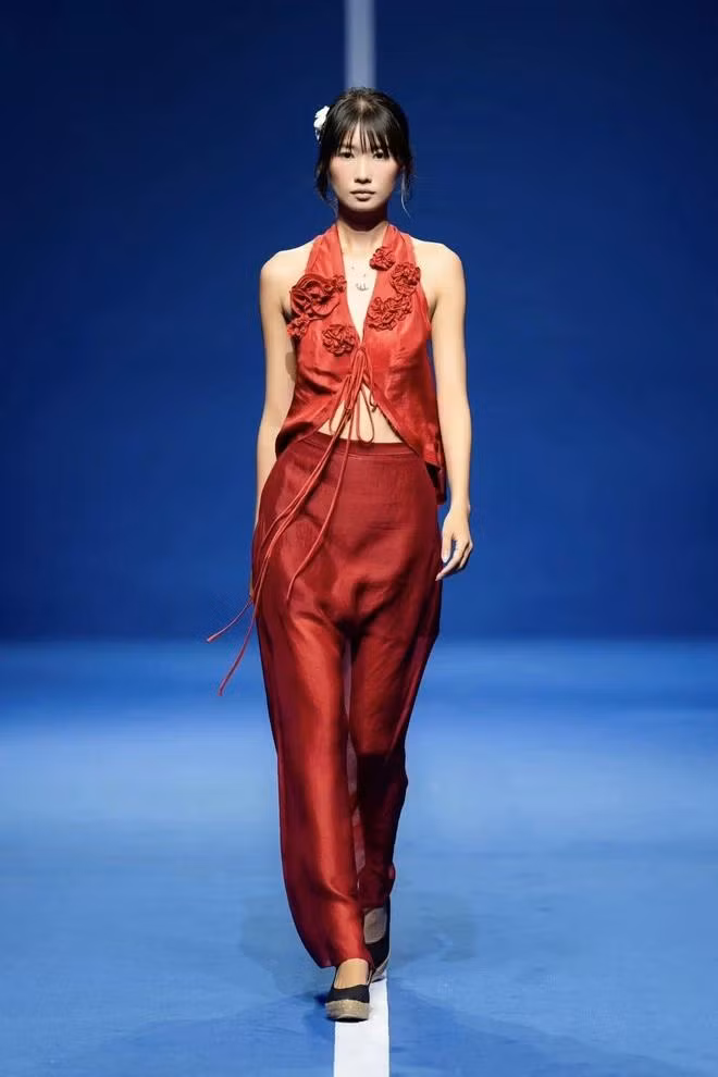 Khung cảnh hừng đông hùng vĩ với những con sóng ồn ào được Thương hiệu bền vững Powered by Faslink, More Than Blue tái hiện trên bộ sưu tập mới