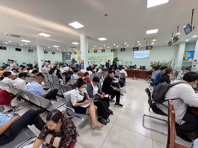 Người dân làm thủ tục cấp sổ đỏ tại Chi nhánh Văn phòng đăng ký đất đai TP.Thủ Đức