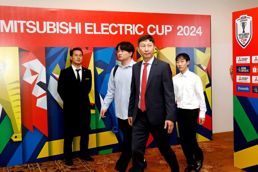 HLV Kim Sang-sik và 2 trợ lý ngôn ngữ. Kim Jin-seong - trợ lý ngôn ngữ Hàn Quốc - Anh; Đỗ Anh Văn (đi sau) - trợ lý ngôn ngữ Hàn Quốc - Việt Nam