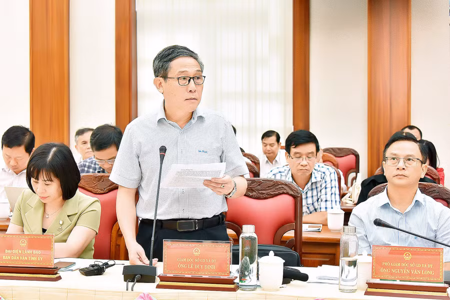 Giám đốc Sở GD-ĐT Lê Duy Định trả lời một số ý kiến, kiến nghị của cán bộ quản lý, viên chức ngành Giáo dục. Ảnh: Đức Thụy