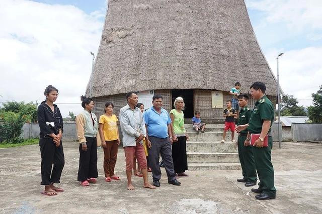 Từ công tác vận động, tuyên truyền của bộ đội biên phòng, hủ tục “cái chết xấu” tại xã Rờ Kơi được xóa bỏ