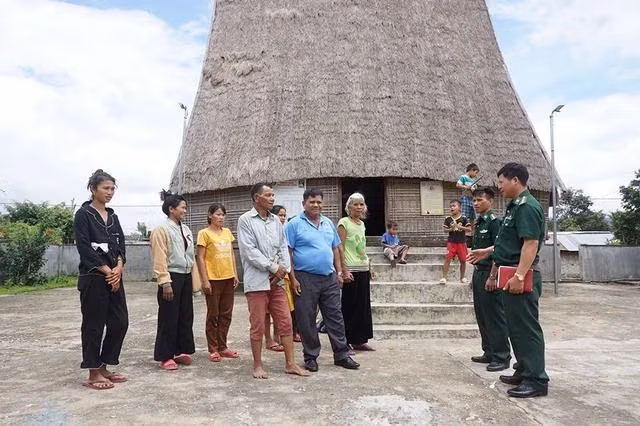 Từ công tác vận động, tuyên truyền của bộ đội biên phòng, hủ tục “cái chết xấu” tại xã Rờ Kơi được xóa bỏ Từ công tác vận động, tuyên truyền của bộ đội biên phòng, hủ tục “cái chết xấu” tại xã Rờ Kơi được xóa bỏ