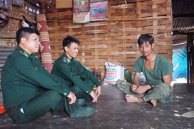 A Hợp (bìa phải) trò chuyện với các chiến sĩ BĐBP