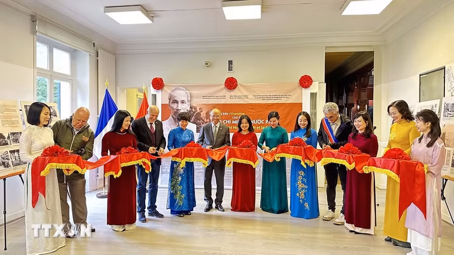 Đại sứ Đinh Toàn Thắng, Giám đốc Khu Di tích Chủ tịch Hồ Chí Minh tại Phủ Chủ tịch Lê Thị Phượng và các đại biểu cắt băng khai mạc Triển lãm. (Ảnh: Ngọc Hiệp/TTXVN)