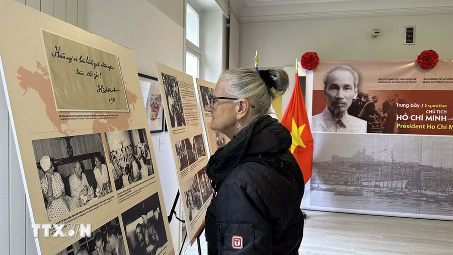 Khách quốc tế tham quan Triển lãm. (Ảnh: Ngọc Hiệp/TTXVN)