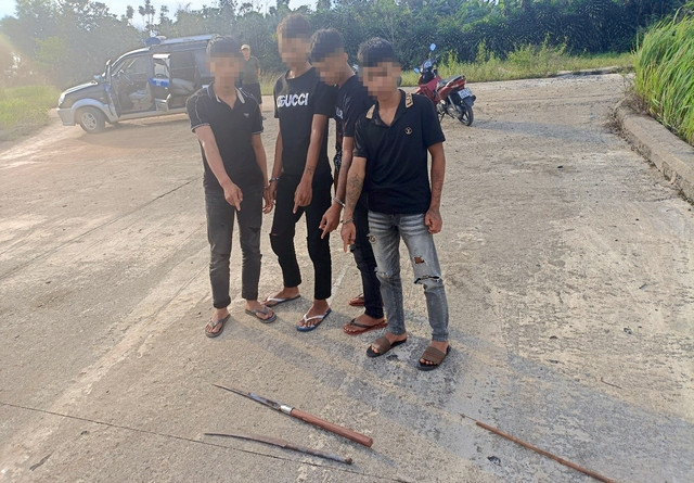 Nhóm thanh thiếu niên và hung khí chuẩn bị để cướp tài sản người lên núi Đại Bình &quot;săn mây&quot;.