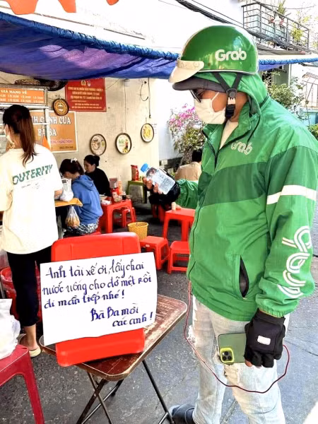 Những ngày nắng đi làm, Minh Tuấn thường ghé lấy nước miễn phí.