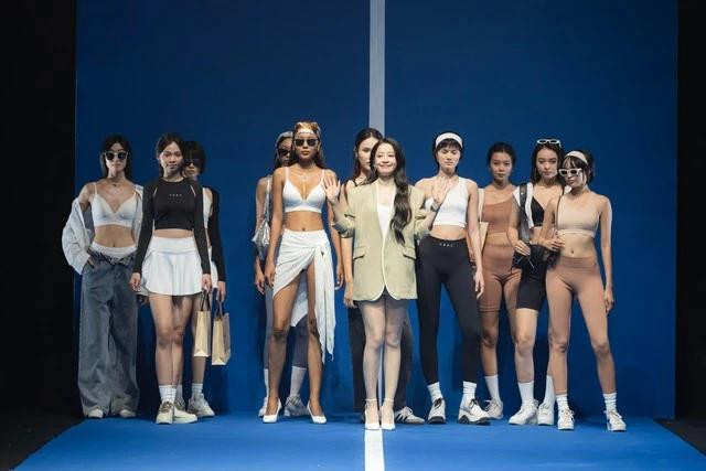 Ca sĩ Chi Pu trên sàn diễn CLP 7 Ca sĩ Chi Pu trên sàn diễn CLP 7