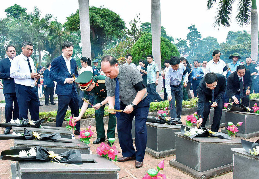 Lãnh đạo tỉnh và đại biểu thắp hương trên các phần mộ liệt sĩ. Ảnh: Đức Thụy