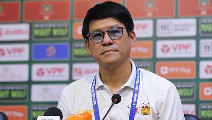 HLV Vũ Tiến Thành công kích trọng tài. HLV Vũ Tiến Thành công kích trọng tài.