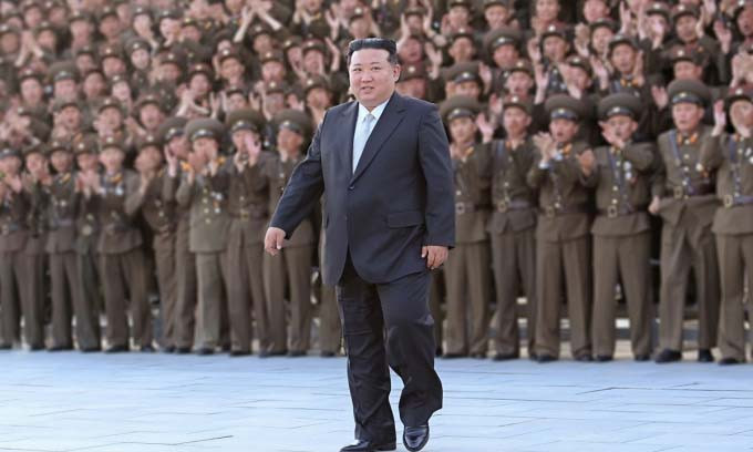 Nhà lãnh đạo Triều Tiên Kim Jong-un trong chuyến thăm Học viện Khoa học Quốc phòng ngày 28-5. Ảnh: Rodong Sinmun