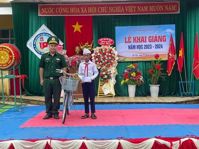 Đồn biên phòng Rờ Kơi tặng xe đạp cho con nuôi A Khúy nhân dịp năm học mới Đồn biên phòng Rờ Kơi tặng xe đạp cho con nuôi A Khúy nhân dịp năm học mới
