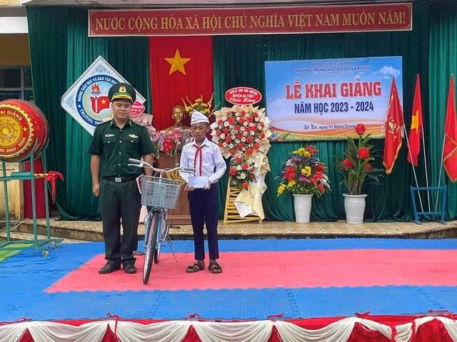 Đồn biên phòng Rờ Kơi tặng xe đạp cho con nuôi A Khúy nhân dịp năm học mới
