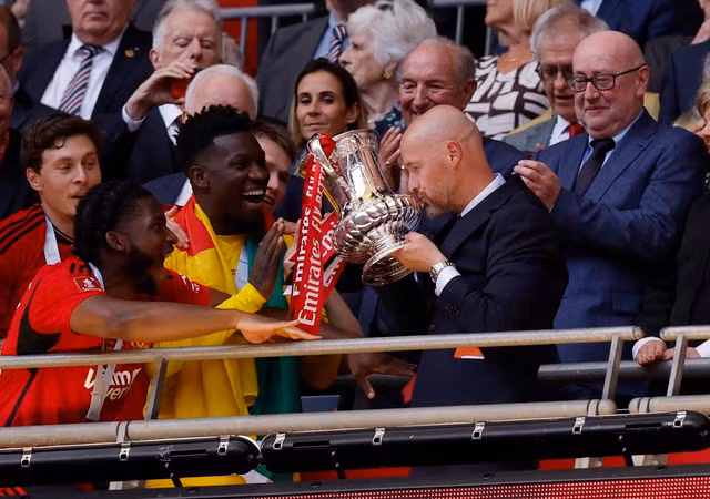 HLV Erik ten Hag hai năm giành hai cúp