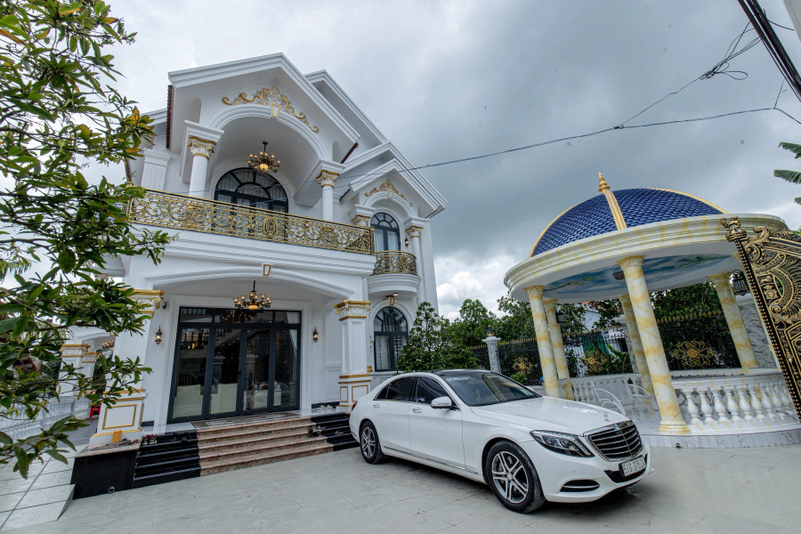 Căn biệt thự được xây dựng trên khuôn viên rộng 1.000m2, với diện tích sàn là 288m2. Cơ ngơi này gây ấn tượng khi mang tông màu trắng chủ đạo, gồm 2 tầng với 4 căn phòng có diện tích rộng. Hoa hậu quê Tiền Giang tiết lộ phải mất 1 năm xây dựng mới hoàn thành Căn biệt thự được xây dựng trên khuôn viên rộng 1.000m2, với diện tích sàn là 288m2. Cơ ngơi này gây ấn tượng khi mang tông màu trắng chủ đạo, gồm 2 tầng với 4 căn phòng có diện tích rộng. Hoa hậu quê Tiền Giang tiết lộ phải mất 1 năm xây dựng mới hoàn thành