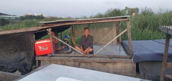 Một buổi chiều trở về chiếc thuyền trên bến sông của ông Phát. Một buổi chiều trở về chiếc thuyền trên bến sông của ông Phát.