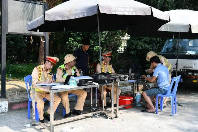 Lực lượng CSGT làm nhiệm vụ kiểm soát trật tự, an toàn giao thông Lực lượng CSGT làm nhiệm vụ kiểm soát trật tự, an toàn giao thông
