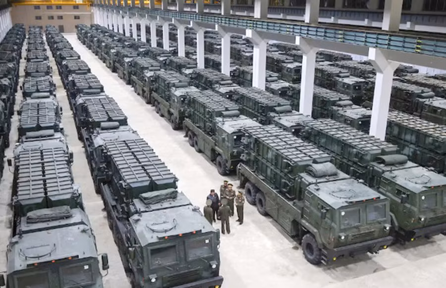 Ông Kim Jong-un đi thăm một nhà máy sản xuất vũ khí. Ảnh: KCNA