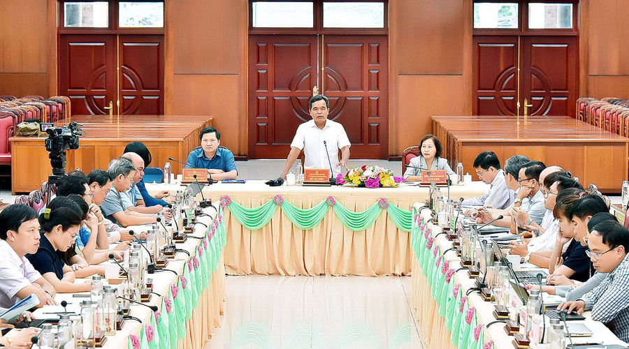 Ủy viên Ban Chấp hành Trung ương Đảng, Bí thư Tỉnh ủy, Chủ tịch HĐND tỉnh Hồ Văn Niên phát biểu chỉ đạo tại hội nghị tiếp xúc, đối thoại với cán bộ quản lý, viên chức ngành Giáo dục. Ảnh: Đức Thụy Ủy viên Ban Chấp hành Trung ương Đảng, Bí thư Tỉnh ủy, Chủ tịch HĐND tỉnh Hồ Văn Niên phát biểu chỉ đạo tại hội nghị tiếp xúc, đối thoại với cán bộ quản lý, viên chức ngành Giáo dục. Ảnh: Đức Thụy