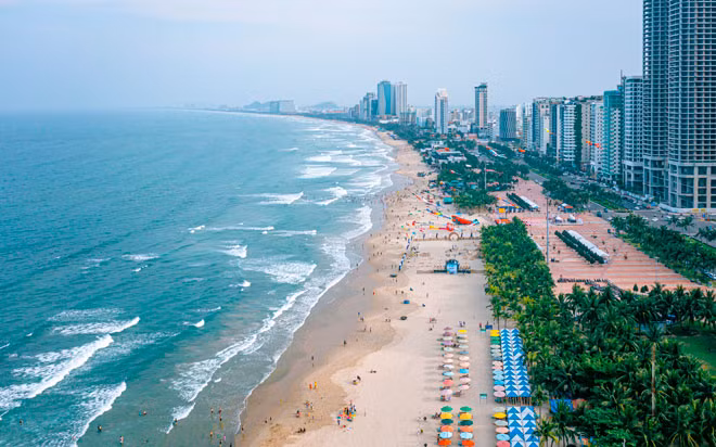 Với danh hiệu là 1 trong 10 bãi biển hàng đầu châu Á, biển Mỹ Khê là điểm đến không thể bỏ qua của người dân, du khách trong hành trình khám phá vẻ đẹp của cảnh sắc, con người và đất nước Việt Nam. Ảnh: ST