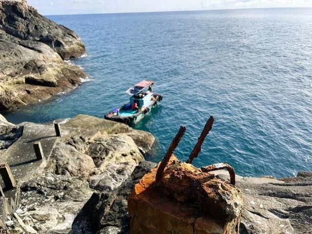 Cọc bê tông và lan can ở đường lên xuống Cọc bê tông và lan can ở đường lên xuống