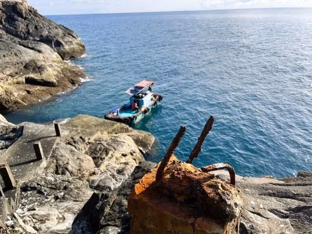 Cọc bê tông và lan can ở đường lên xuống