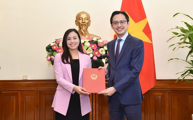 Thứ trưởng Ngoại giao Đỗ Hùng Việt trao quyết định cho bà Lê Thị Minh Thoa Thứ trưởng Ngoại giao Đỗ Hùng Việt trao quyết định cho bà Lê Thị Minh Thoa