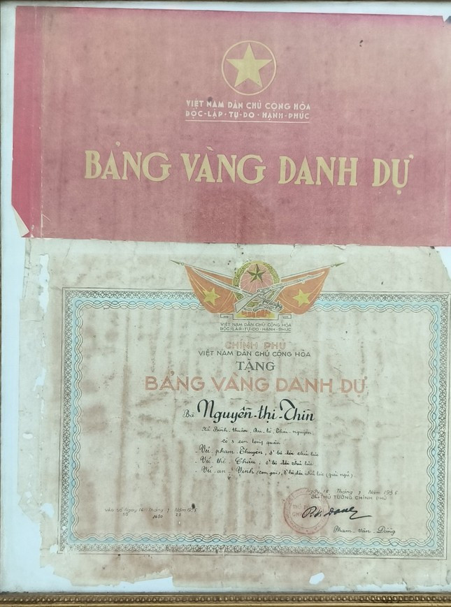 Bằng Bảng vàng danh dự cho cụ Nguyễn Thị Thìn, người con dâu cụ Thám hoa Vũ Phạm Hàm Bằng Bảng vàng danh dự cho cụ Nguyễn Thị Thìn, người con dâu cụ Thám hoa Vũ Phạm Hàm