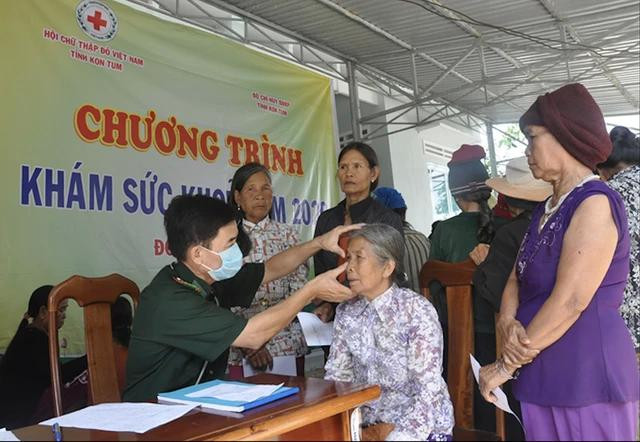 Bộ đội biên phòng khám bệnh, cấp phát thuốc miễn phí cho người dân