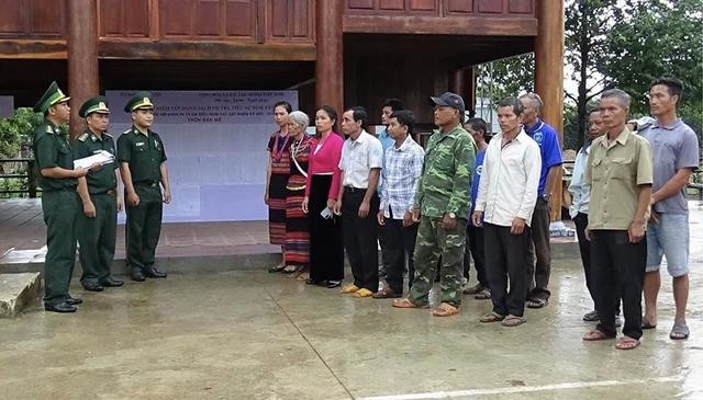 Cán bộ chiến sĩ Đồn biên phòng cửa khẩu quốc tế Bờ Y trao đổi với già làng, trưởng bản, người có uy tín để phối hợp tuyên truyền, vận động người dân