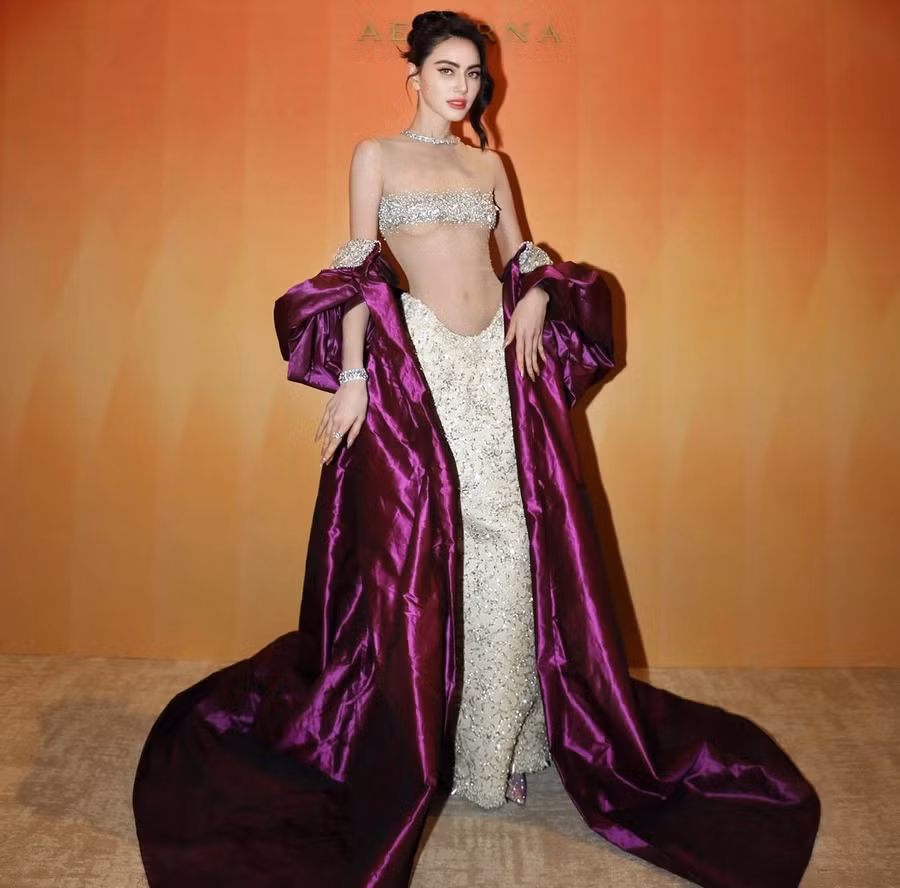 Mai Davika được đánh giá là ngôi sao có phong cách thời thượng, phá cách, gợi cảm nhưng không thô tục. Cô là người đại diện của nhiều thương hiệu thời trang quốc tế tại Thái Lan. Mai Davika cũng thuộc top 10 nữ diễn viên được trả cát-xê cao nhất xứ sở chùa vàng. Gần đây, Mai Davika tham gia show Tỷ tỷ đạp gió rẽ sóng 2024 tại Trung Quốc. Nữ diễn viên luôn xuất hiện với ngoại hình bắt mắt, nhận được sự yêu thích của khán giả xứ tỷ dân.