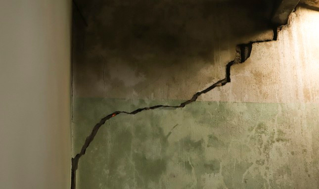 Nhà cửa của người dân bên đường bị nứt nẻ. Ảnh: Trương Định Nhà cửa của người dân bên đường bị nứt nẻ. Ảnh: Trương Định