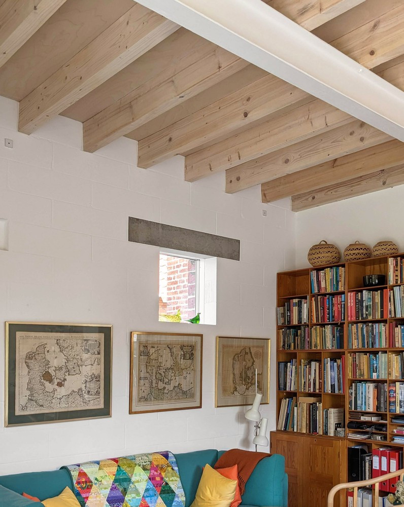 Các thanh xà bằng gỗ được xử lý bằng sáp để chống mối mọt. Các thanh xà bằng gỗ được xử lý bằng sáp để chống mối mọt.