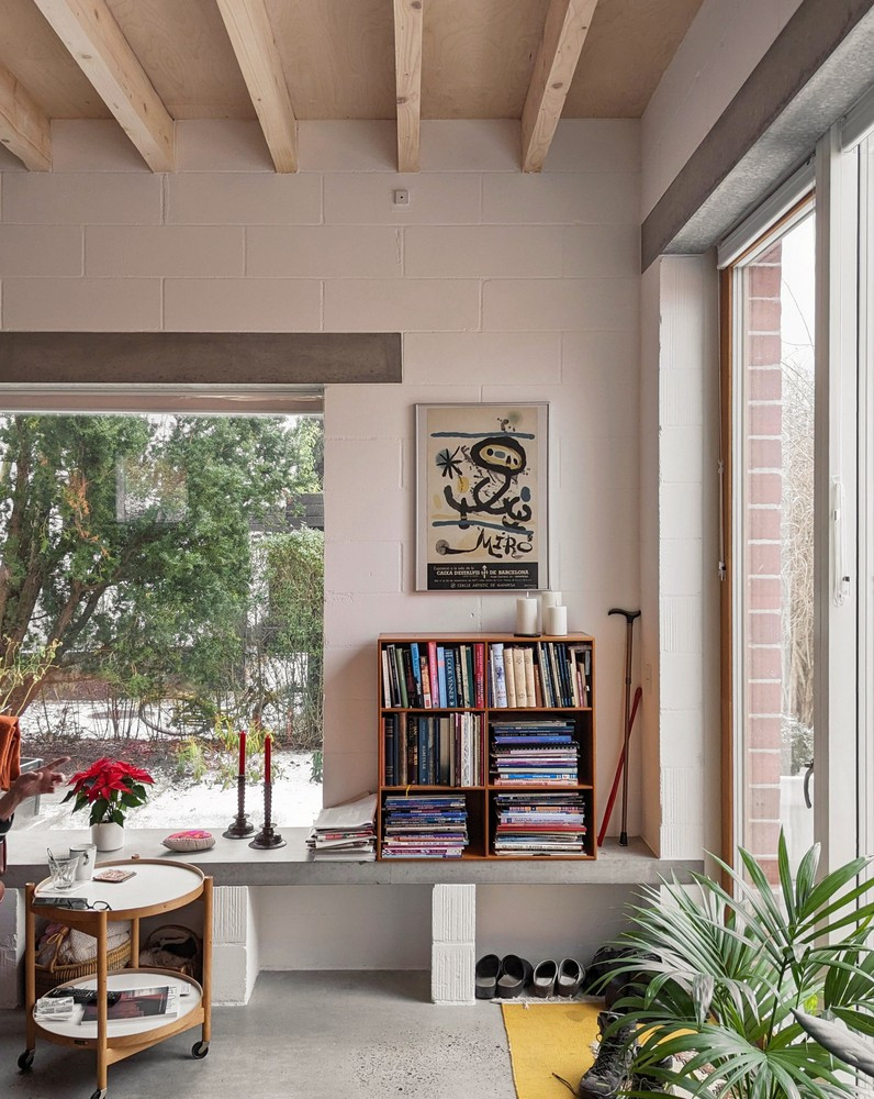 Phòng khách cao ráo, là nơi con cháu đến thăm và quây quần bên ông bà mỗi dịp tụ họp. Phòng khách cao ráo, là nơi con cháu đến thăm và quây quần bên ông bà mỗi dịp tụ họp.