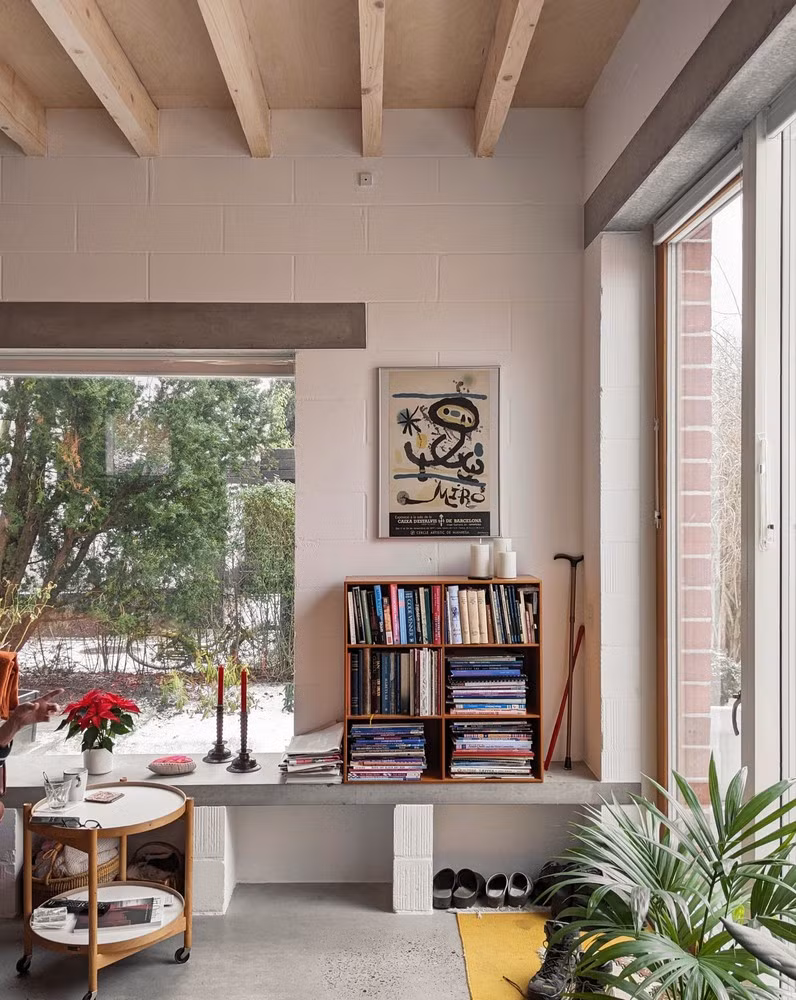 Phòng khách cao ráo, là nơi con cháu đến thăm và quây quần bên ông bà mỗi dịp tụ họp.